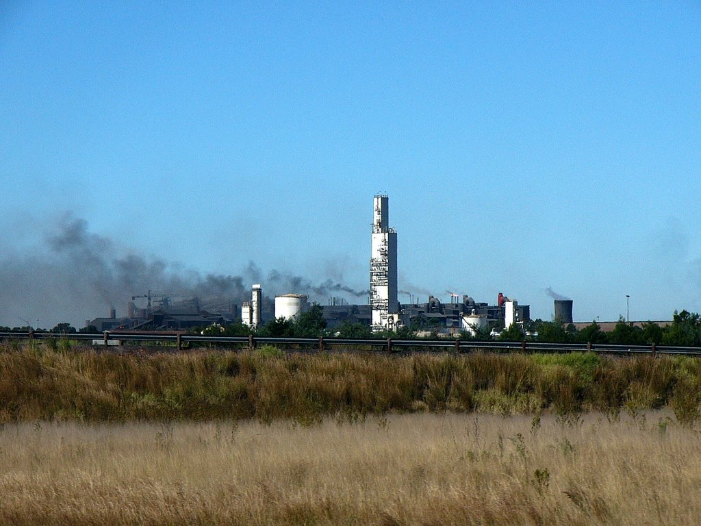 an der N4: ein Stahlwerk im Hintergrund