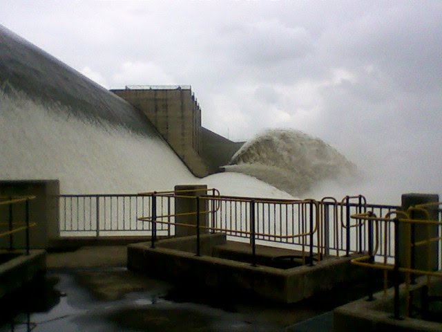 Grootdraai dam in flood