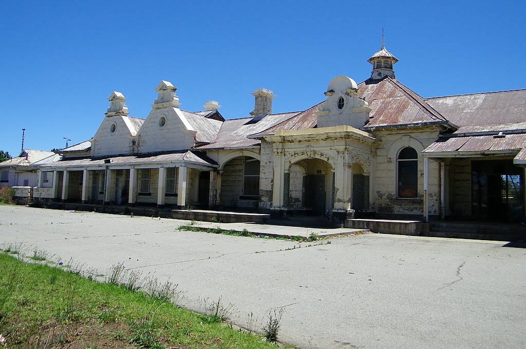 the old and neglected Railwaystation