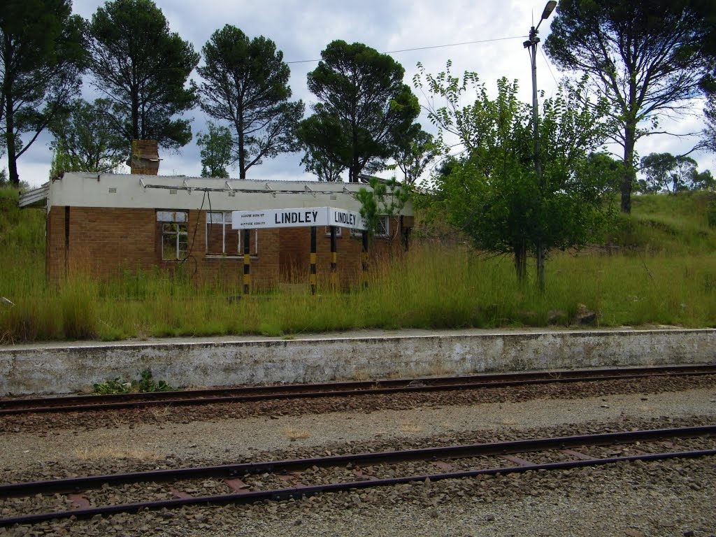 Railway station Lindley 2011